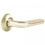 Комплект дверных ручек Kerron KWC-9012 с запиранием, ЦАМ, цвет матовое золото/глянцевый хром